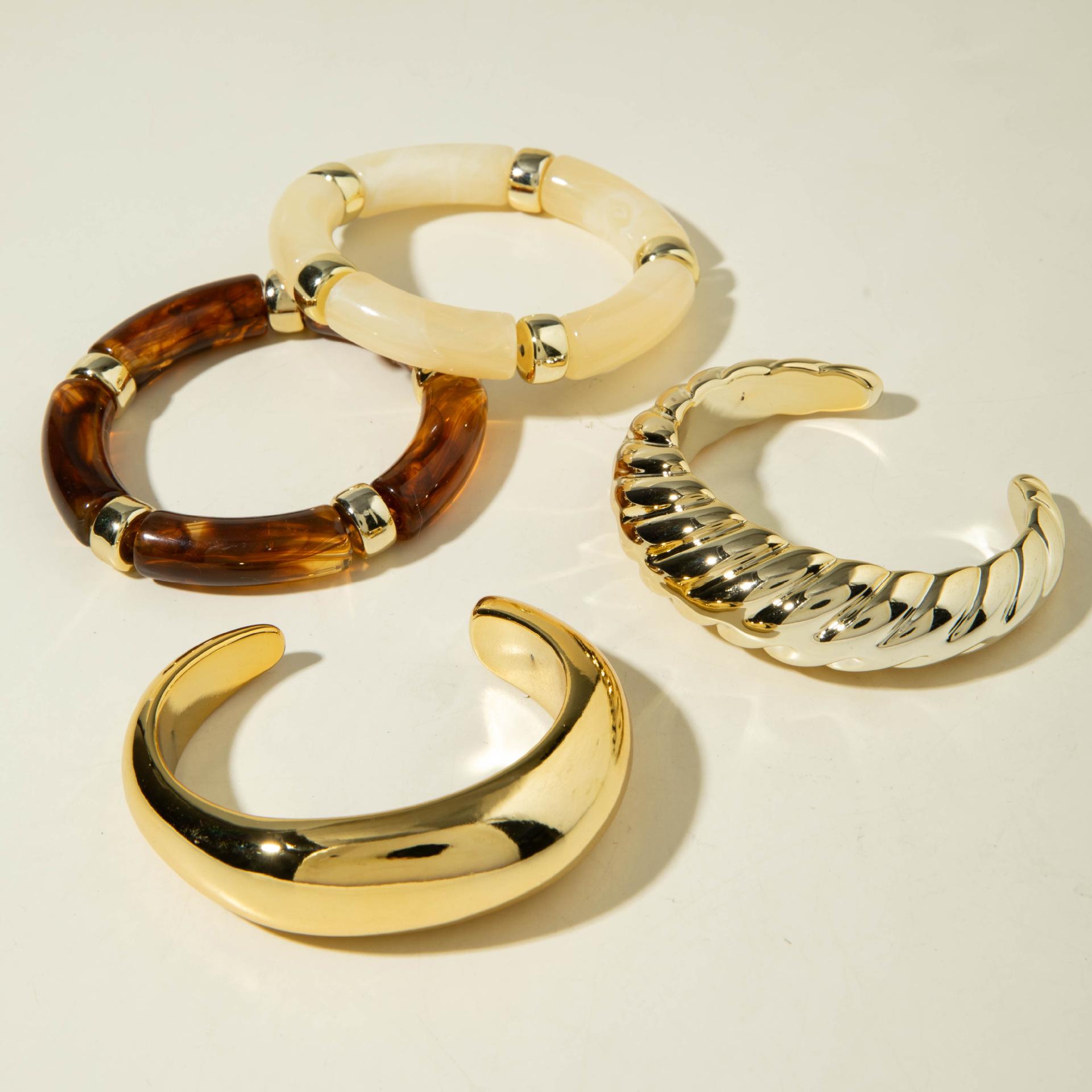 

4Pcs/Set Vintage Minimalist Elegant Brown Resin Elastic Bangle Set Gold Color Smooth Open Bracelets Women Daily Holiday Jewelry