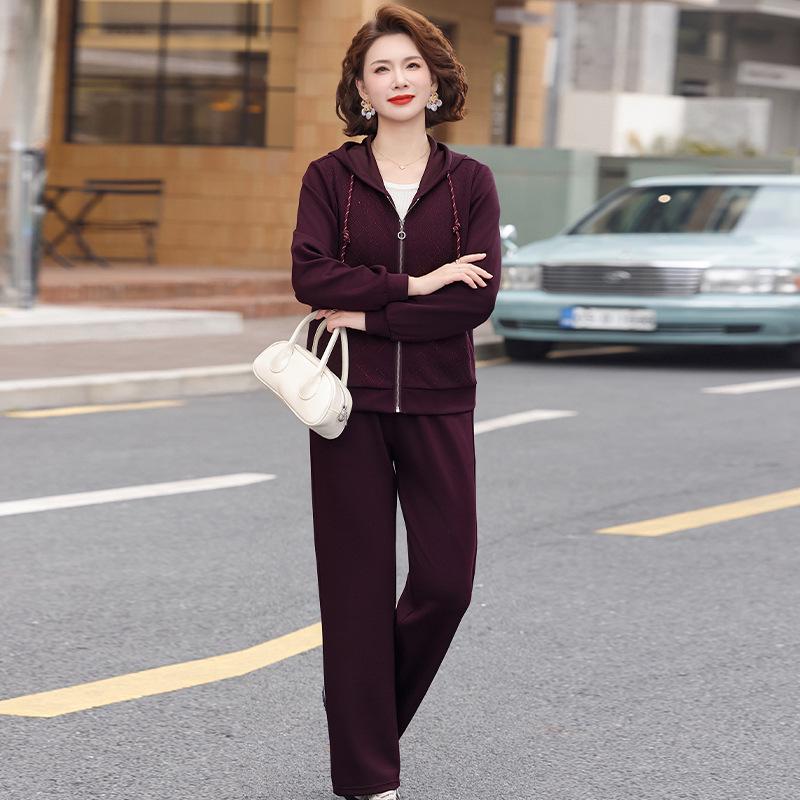

Stylish Two-Piece Sportswear Set for Women Aged 40-60: Hooded and Simple Design for Active Moms XL (95-110 jin)