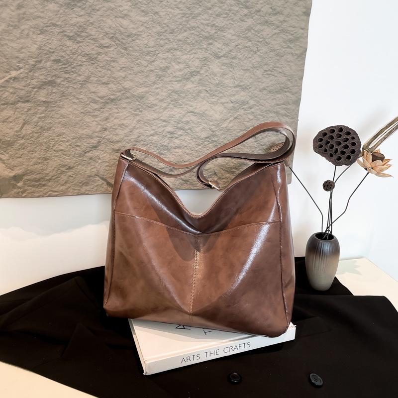 

Корейская версия модной и повседневной новой сумки-тоут, женская сумка большой вместимости из маслянистой кожи, для поездок на работу, с темпераментом, с передовой текстурой, на плечо