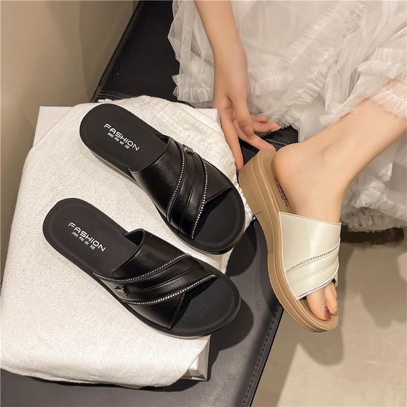 Summer new women's shoes soft-soled non-slip women's slippers wear platform-soled beach shoes women's simple and versatile word with sandals