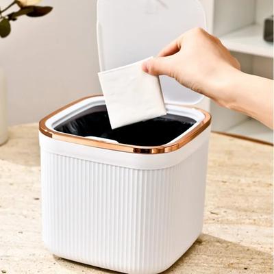 Čtvercový mini odpadkový koš s lisovacím víkem Tiché zavírání Elegantní žebrovaný design se zlatými akcenty Plastový stolní koš do koupelny pro domácí použití