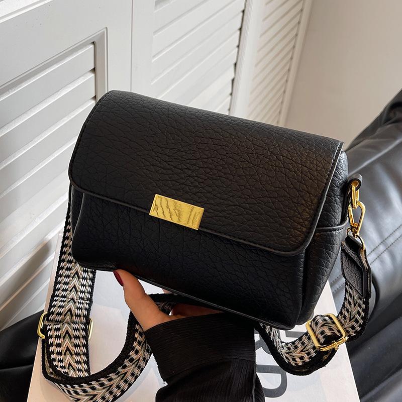 

В этом году популярная маленькая сумка женская 2024 новая простая и универсальная широкополосная сумка-мессенджер через плечо текстура популярная маленькая квадратная сумка чёрный