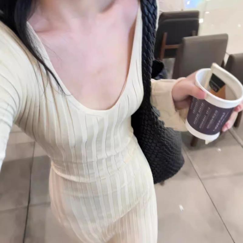 High-end Solid Color Horn-sleeved Knitted Dress for Women's Autumn Royal Sister, Slim and Thin Long-sleeved Hip-wrapped Dress