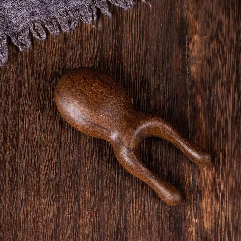 

Набор массажеров для лица и глаз из сандалового дерева: Массажер для глаз, Скребок для ушей, Массажер для переносицы, Доска гуаша, Меридианная палочка, Расческа для лифтинга лица.