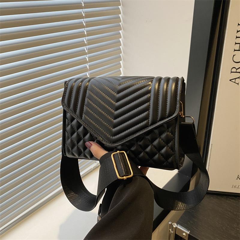 2025 New Diamond Solid Color Simple Indentation Chain Broadband Messenger Shoulder Flip Small Square Bag Female Texture Fashion