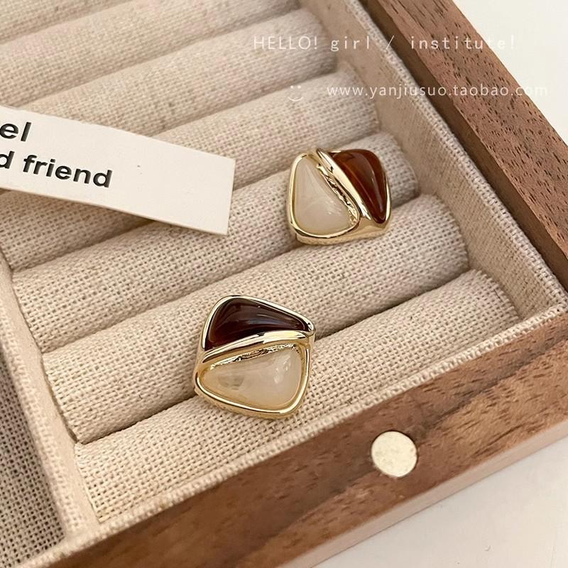 

9Silver Needle Vintage Pearl Earrings for Women, Light Luxury, High-End, Elegant Stud Earrings, Niche Internet Celebrity Style Ear Accessories E5827Gold
