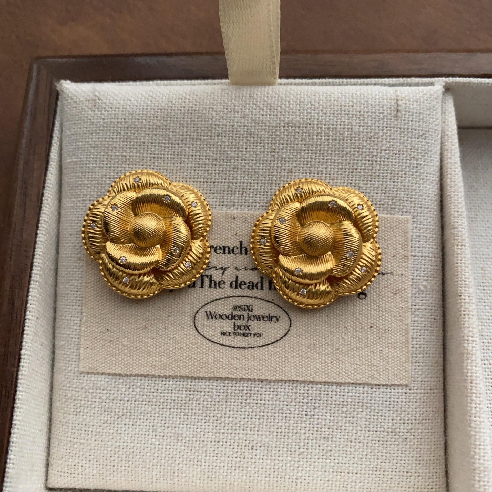 Simple high-end laminated petal stud earrings, zircon inlaid light luxury three-dimensional retro unique cold wind earrings
