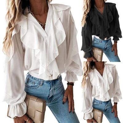 Blusa feminina com decote em V e manga borboleta e borda ondulada