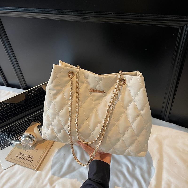 Women's bag 2025 new fashion simple niche fashion foreign style commuting casual diamond shoulder messenger bag