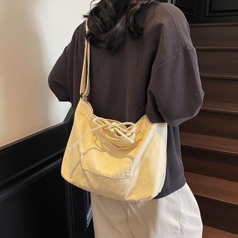 Stylish, simple and large-capacity cloth bag, new solid color shoulder bag, Korean version trendy portable messenger bag.