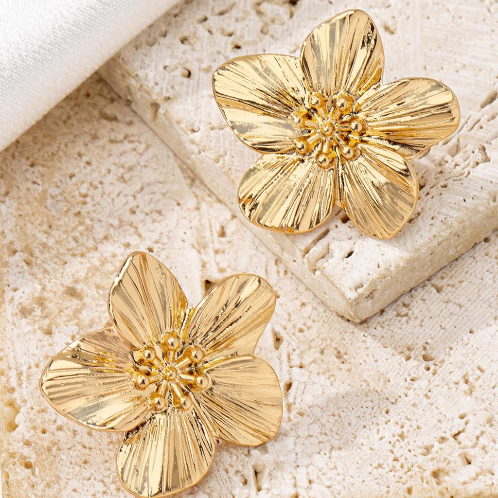 A Pair of Women's Flower Stud Earrings, Simple and Stylish Earrings Suitable for Daily Wear and Vacation Wear