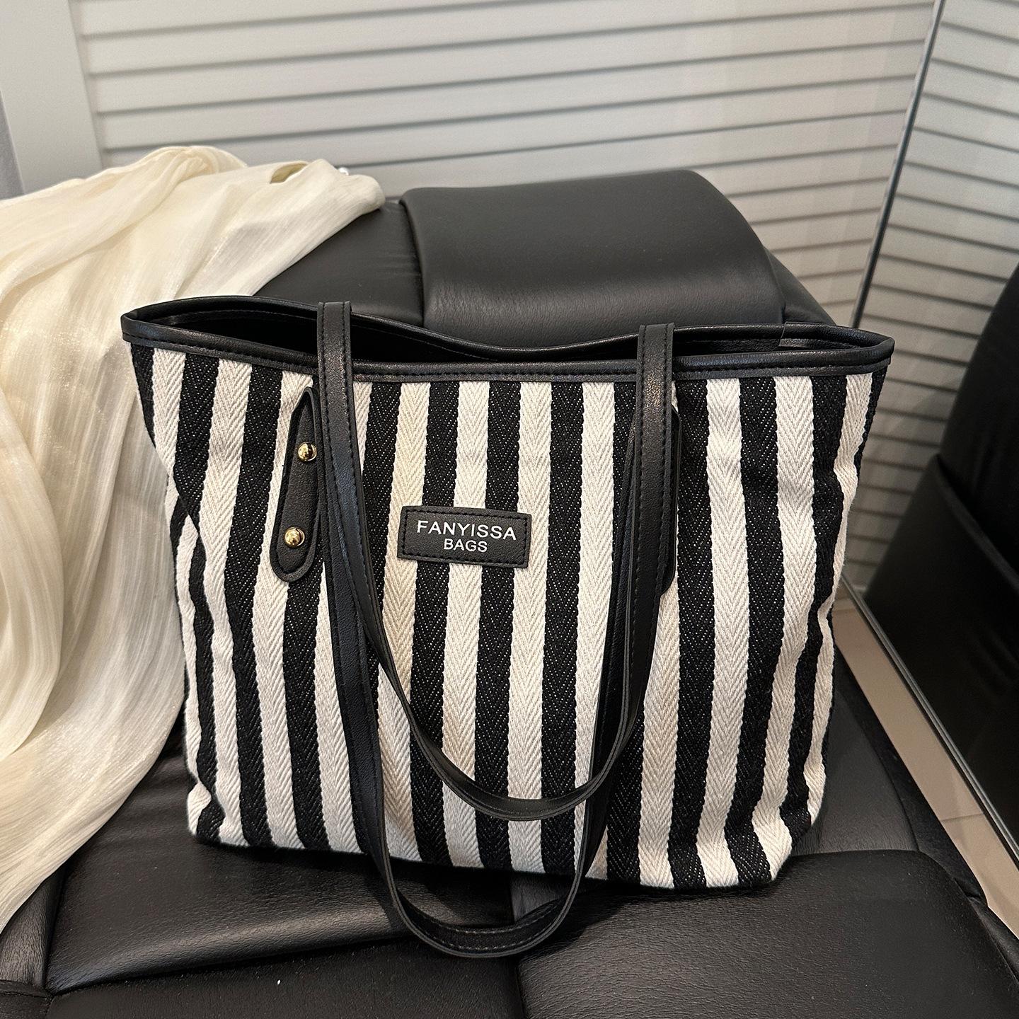 

Женская сумка большой вместимости простая полосатая сумка через плечо модная контрастная сумочка 2025 новая корейская версия холщовая повседневная сумка чёрный