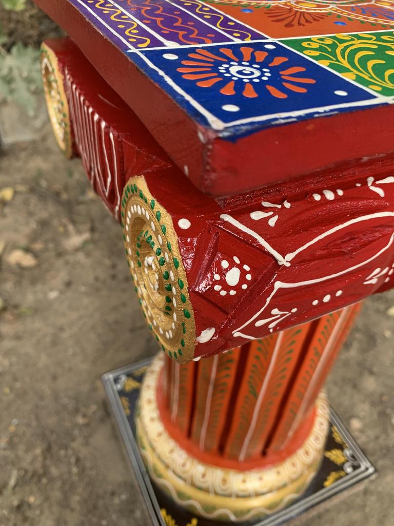 Handbemalte hölzerne Chowki Sockeltisch | Indischer Volkskunst Statuenständer