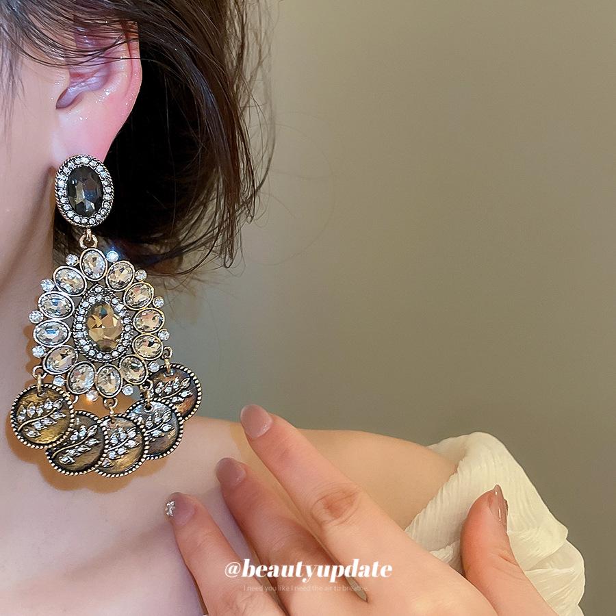 Silver Needle Retro Diamond-Inlaid Water Drop Tassel Earrings: Vintage Style, Light Luxury, High-End Feel, Fashionable Stud Accessories.