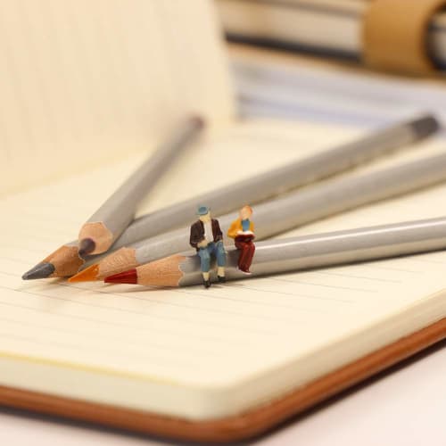 60 1:87 skala menneskefigurer, sittende figurer, malte figurer, perfekte for diorama, miniatyrhager, modelljernbaner og bygninger. Ideell for utdanning