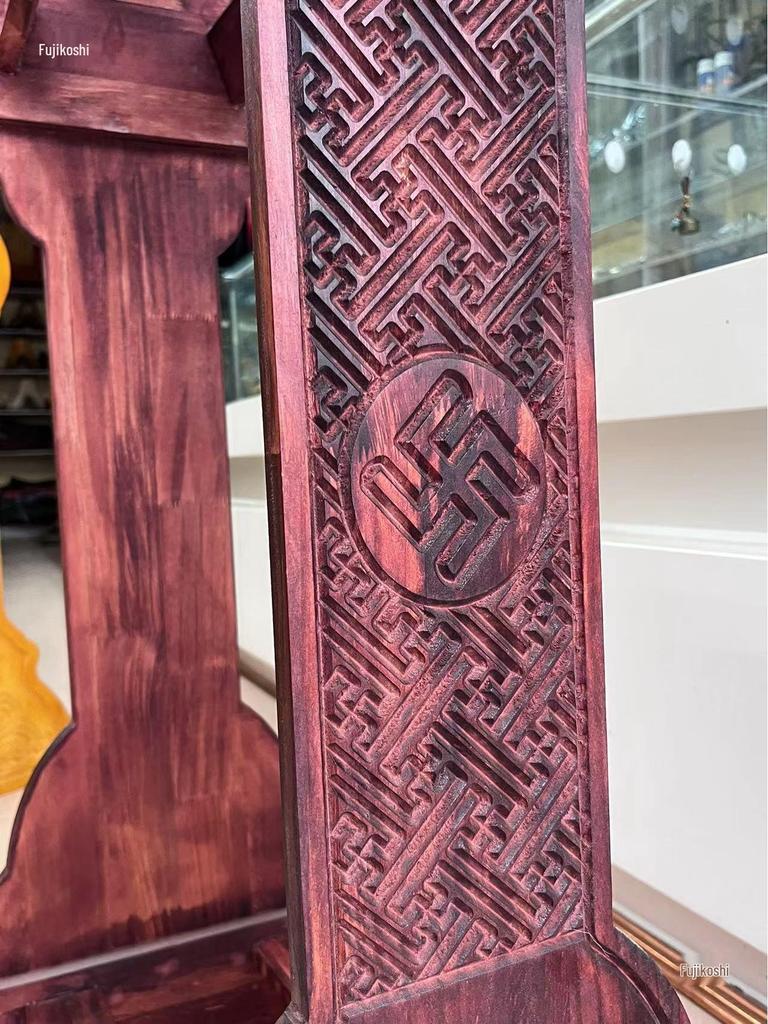 Sattelständer & Ausstellungsständer aus Massivholz Dekoration