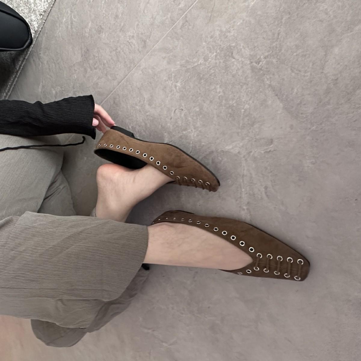 

Retro square head v-mouth rivet shallow mouth flat-soled grandma shoes French one-pedal women s single shoes 39 розы красного