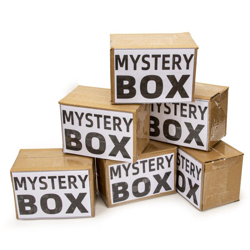 Sortierte Angelköderbox: Holz und Weichköder, Popper, Minnows, Hardbaits in verschiedenen Größen