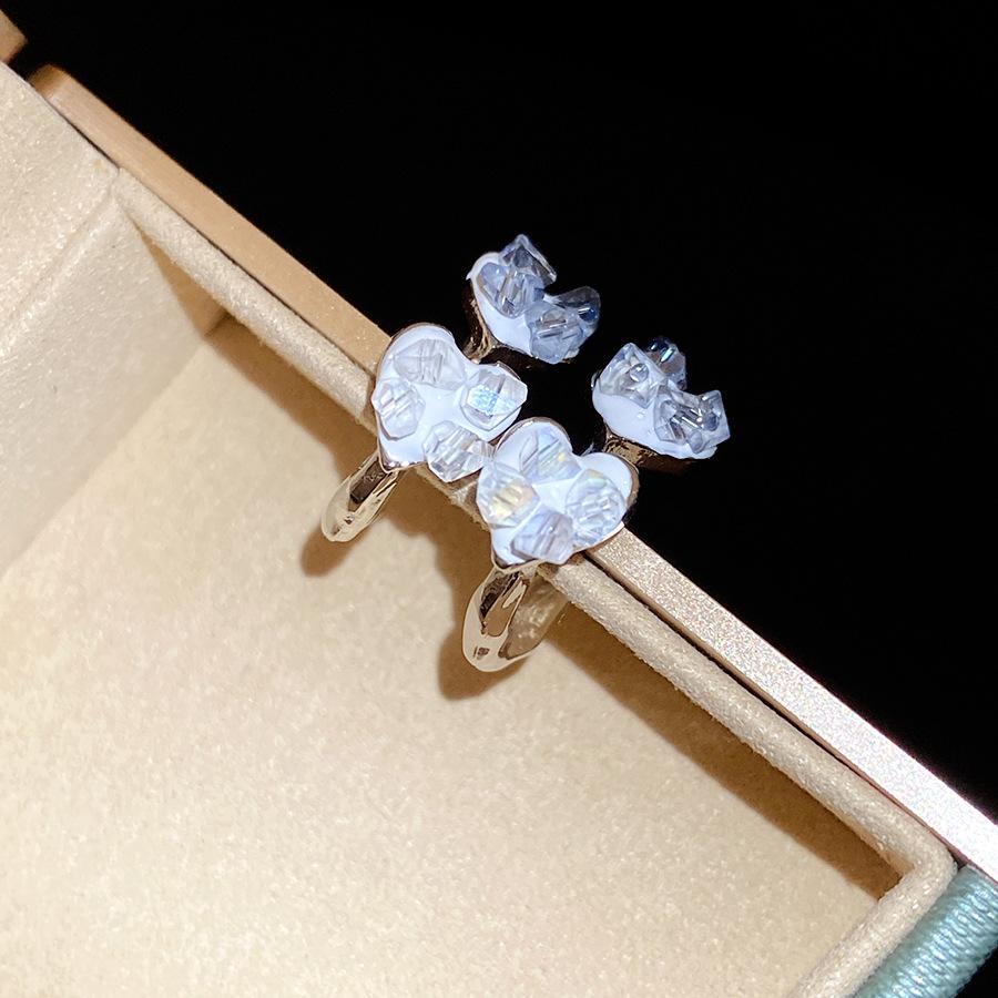 

Silver needle glass love C-shaped stud earrings simple fashion exquisite earrings light luxury high sense earrings design sense niche
