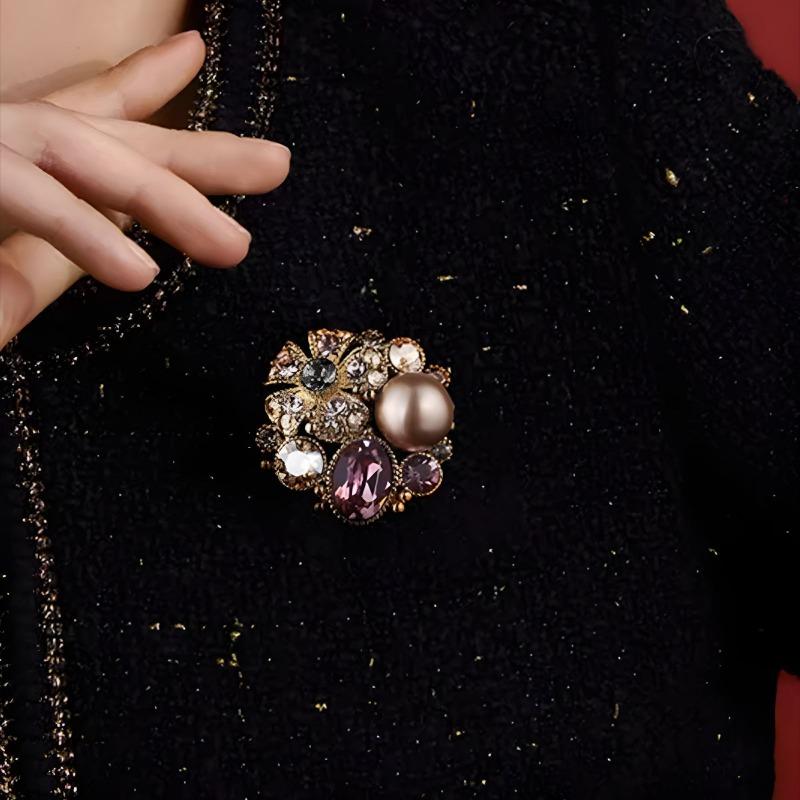 Luxuriöse Blumenbrosche, Hochwertige feminine Perlenbrosche, Leichter Luxus und Nischendesign-Sinn Brosche