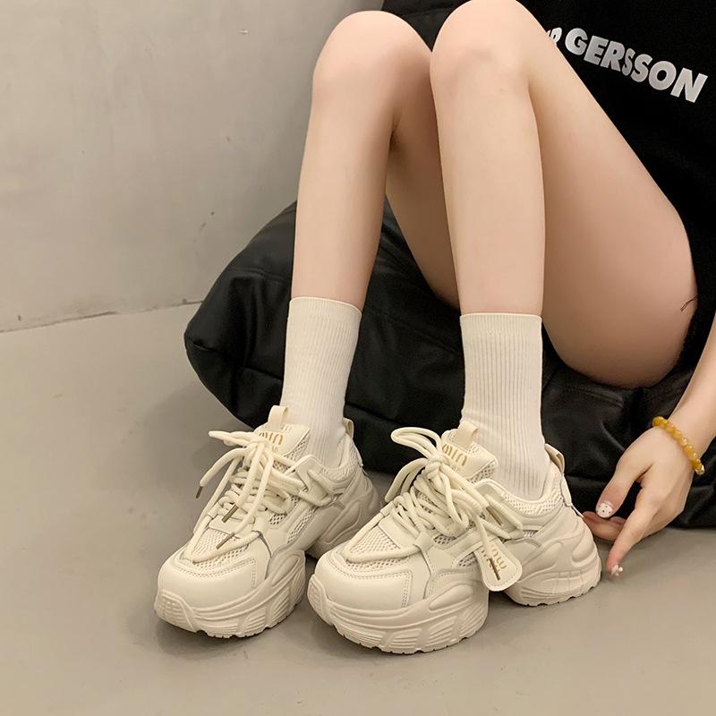 Small platform women's feet increase in spring and autumn 2025 new popular white casual sports shoes