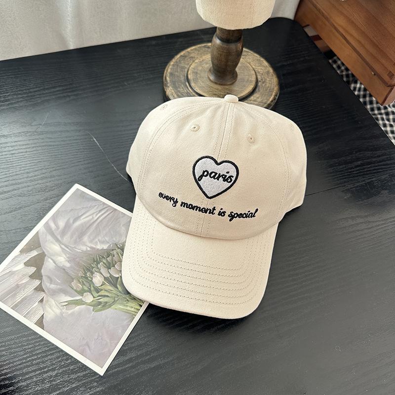 

Любовь Вышитая Бейсболка Буквы в Форме Сердца Бейсболка Подчеркивающая Лицо Маленькая Универсальная Парный Стиль Защита от Солнца Мягкий Верх Adjustable