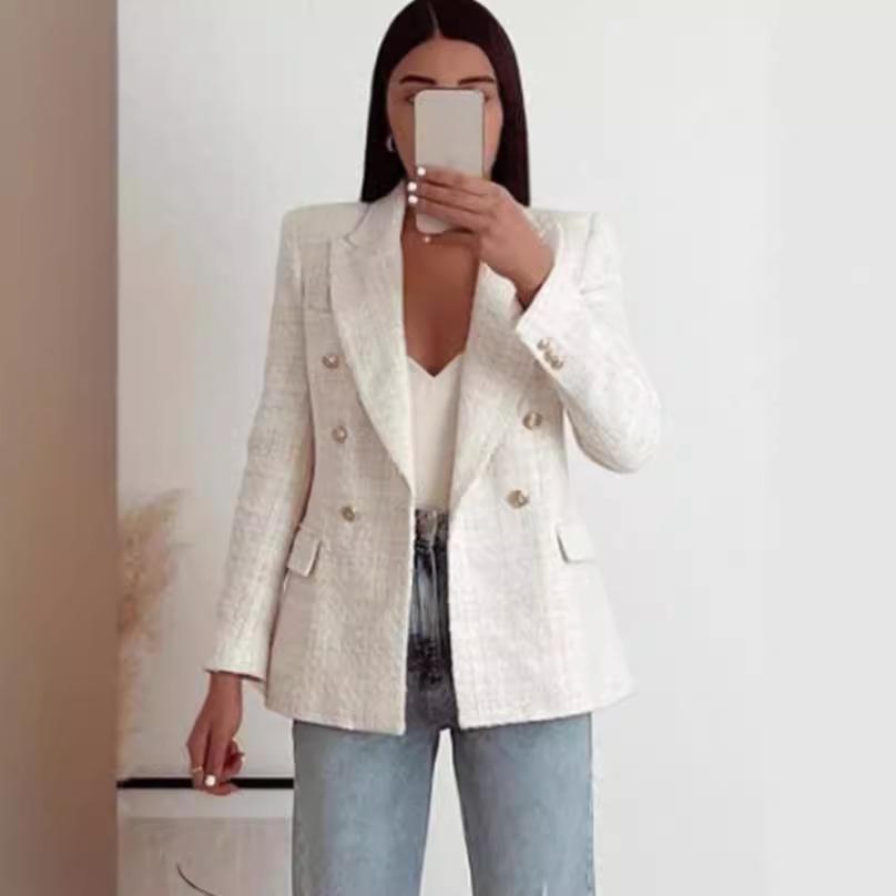 

Белый твидовый двубортный блейзер с топом с V-образным вырезом и светло-голубыми джинсами для женщин M белый