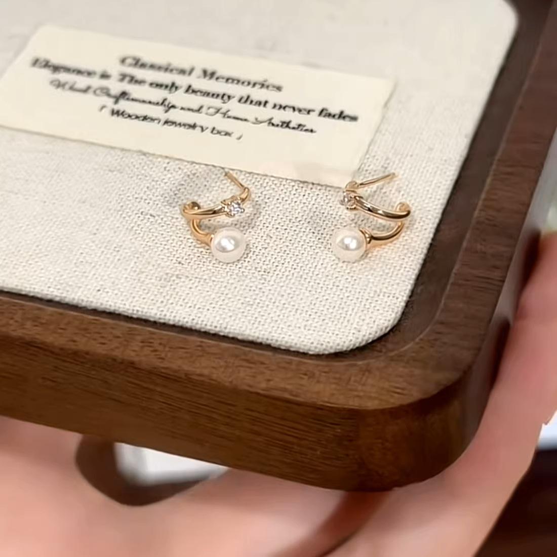 Elegant V-shaped Sweet Stud Earrings for Women – Versatile, Fashionable, and Exquisite