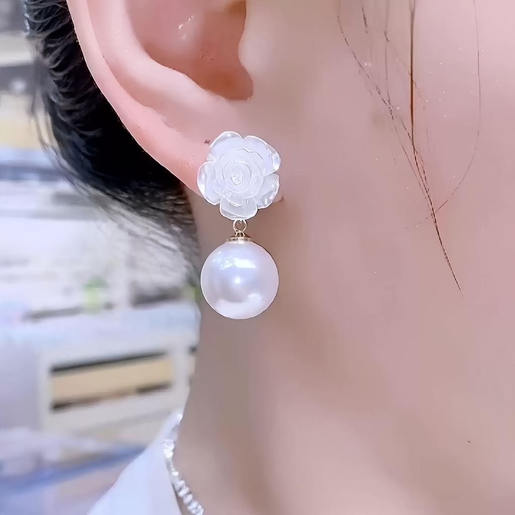 1Pair of White Flower Earrings Temperament Versatile Bead Stud Earrings Premium Sense Earrings