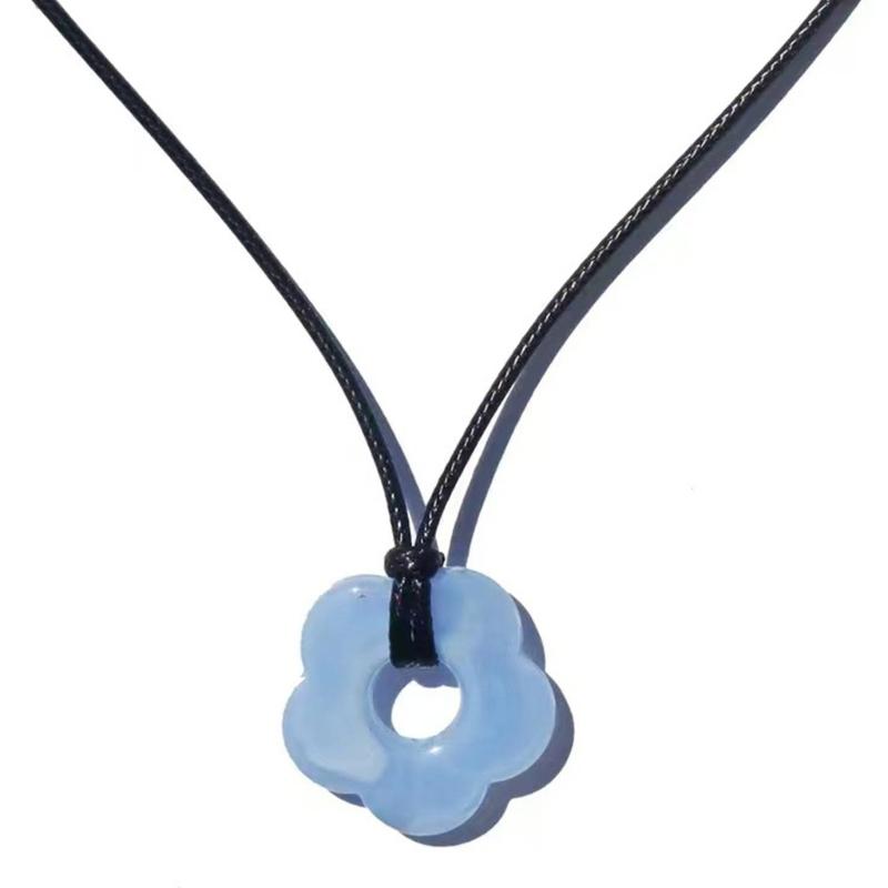 

Ins Simple Hollow Plum Pendant Necklace Korean Style Fashion Novel Female All-match Necklace Acrylic Flower Choker