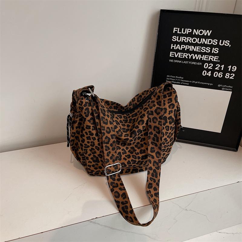 

Leopard print pleated underarm bag winter high value retro shoulder casual tote bag