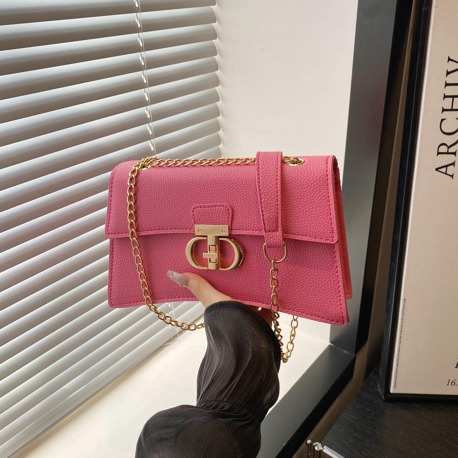 

Casual women s bag simple bag retro lock 2025 autumn new small square bag solid color chain shoulder handbag розовый