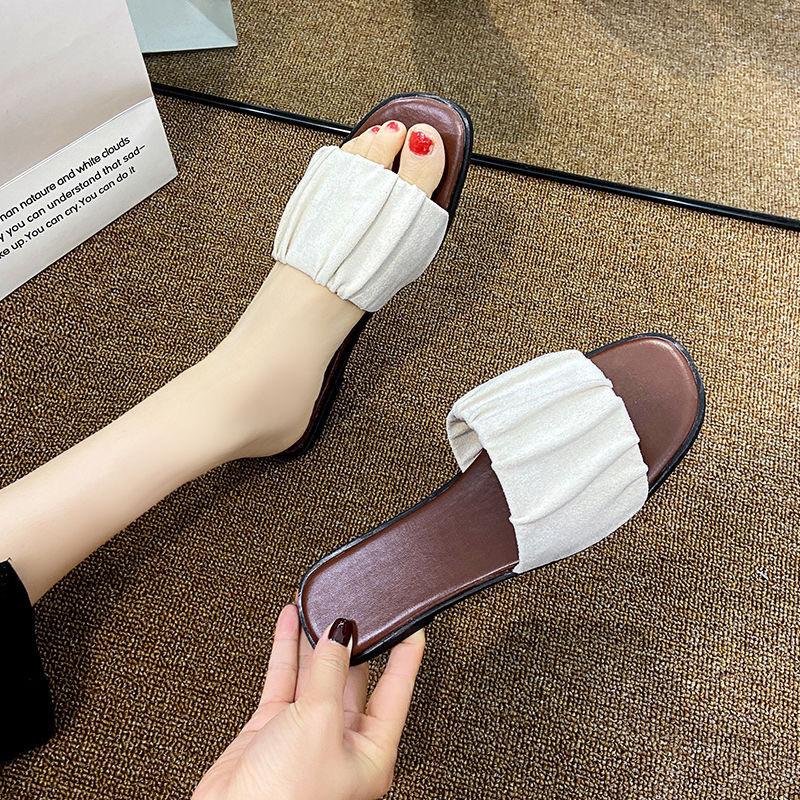 Large size cool slippers women's light flat bottom non-slip beach foreign style trend outside wear French high-end sense one word sandals fragrance