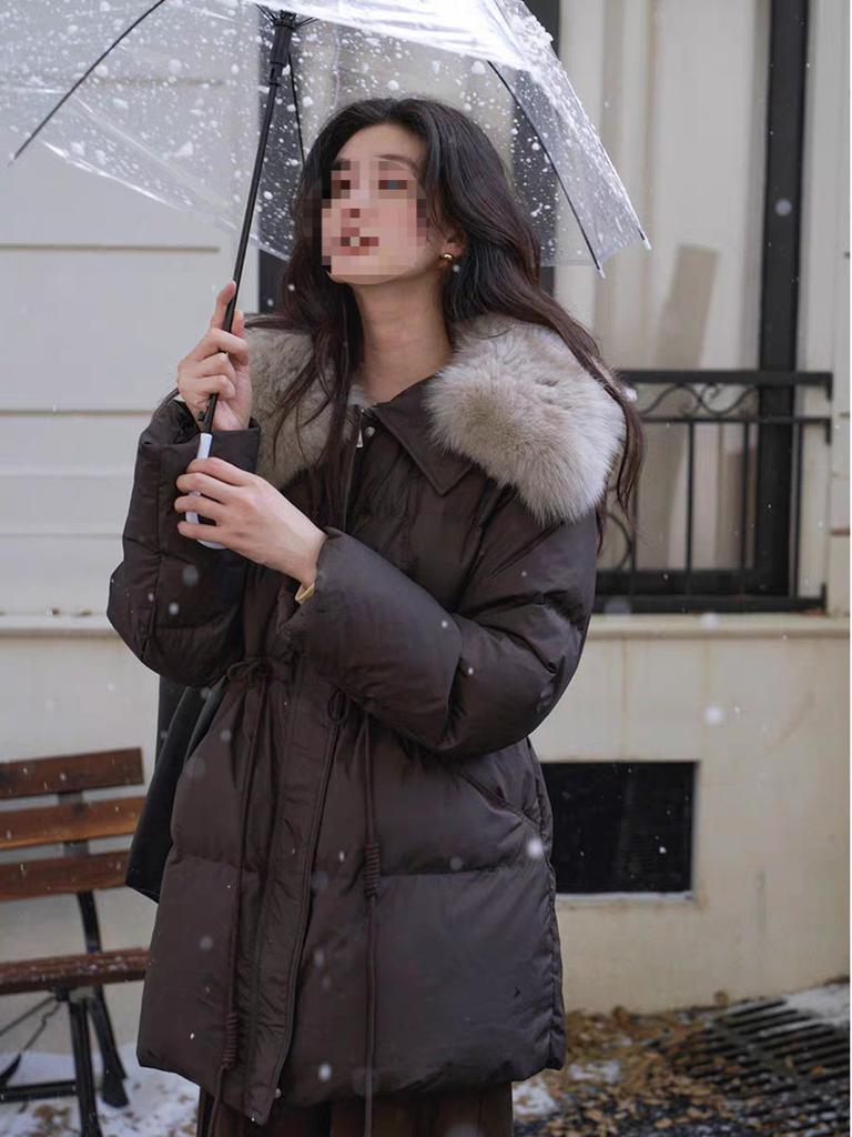 Yu Yan, a new winter product with a high sense of fox fur collar, waist, medium and long white duck down jacket.