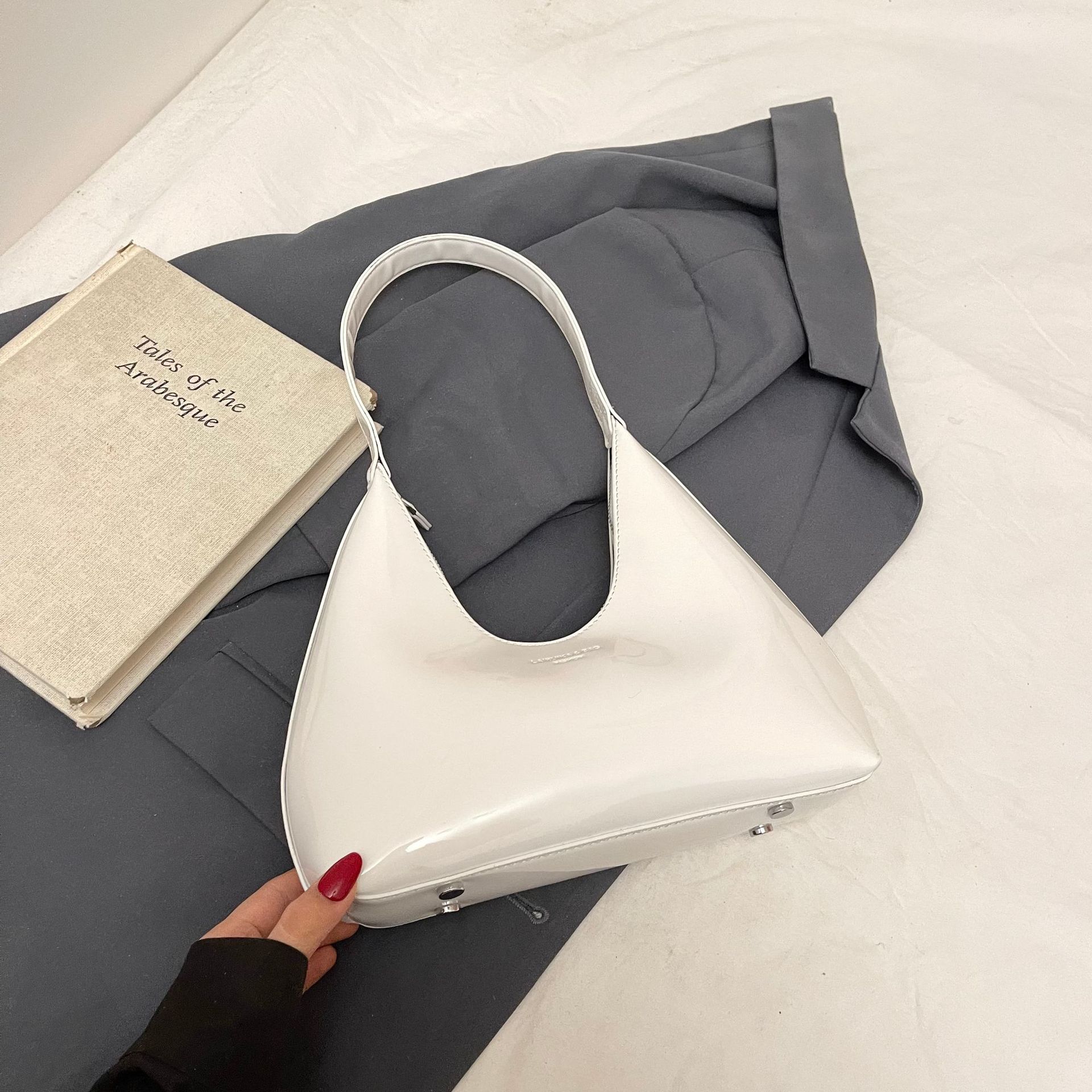 

Оптовая темпераментная яркая 2025 весенняя новая сумка в иностранном стиле, модная, легкая роскошь, на одно плечо, портативная, подмышечная, женская белый