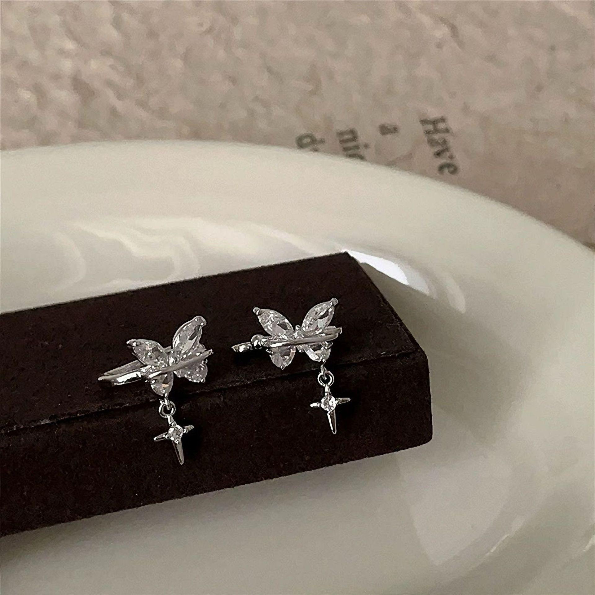 Sweet flash, niche zircon butterfly pendant, ear bone clip, exquisite atmosphere ear clip, no ear piercings, no punching