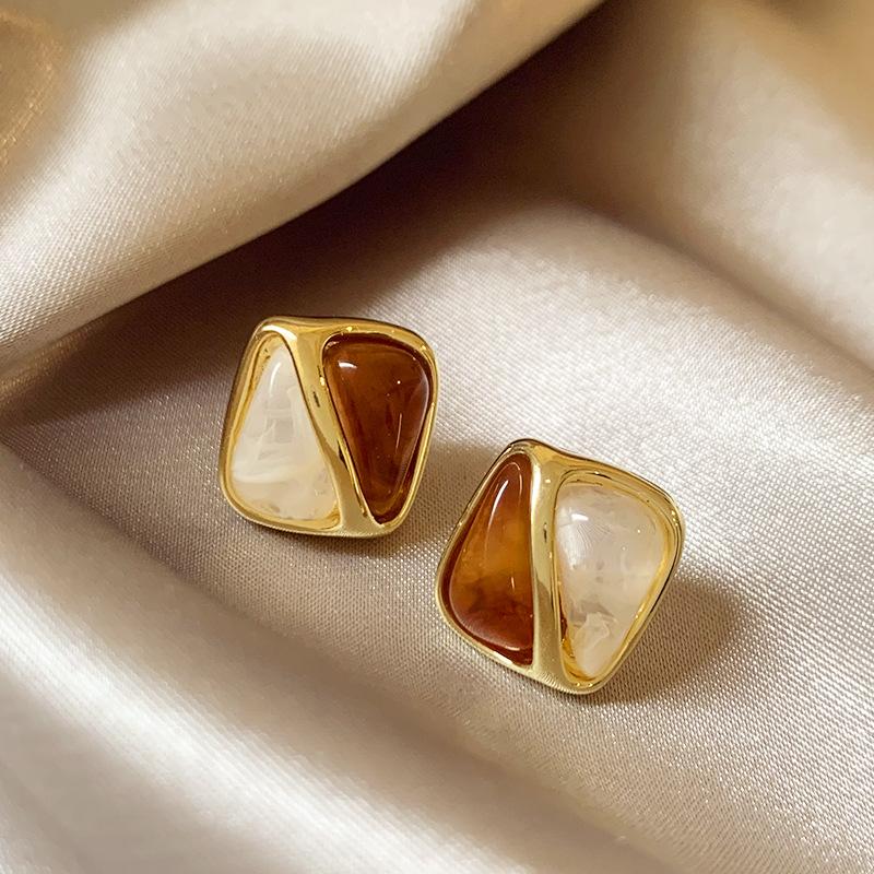 

Maillard Retro Coffee Earrings Vintage Hong Kong Luxury Studs Chic Versatile Accessories for Women