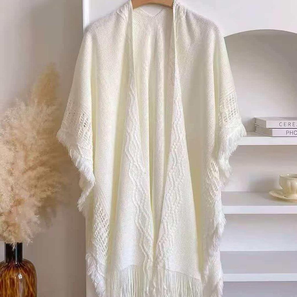 Mantello a scialle con cappuccio e nappe in maglia etnica - Capospalla autunnale/invernale da donna per fotografia di viaggio
