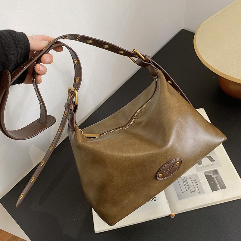 Retro fashion underarm bag women's new 2023 autumn and winter simple versatile tote bag high-end commuter shoulder bag