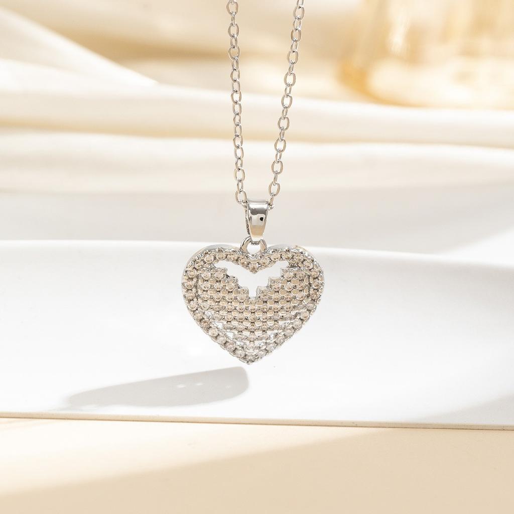 Small Heart Zircon Pendant Necklace For Women Minimalist Fashion Collarbone Chain Dainty Love Design