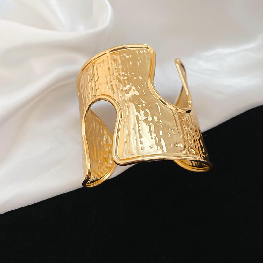 European-American Geometric Metallic Open Bangle: Simple, Versatile, Niche Design Bracelet
