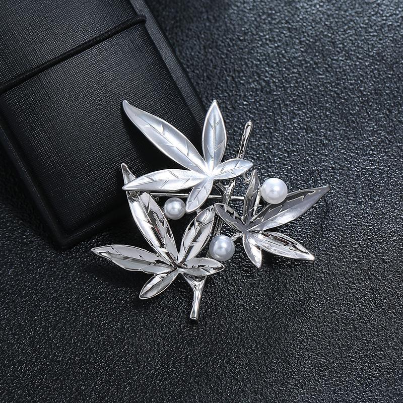 

Fashion exquisite gold and silver matte glossy brooch female high-end temperament elegant retro pearl corsage pin with jewelry
