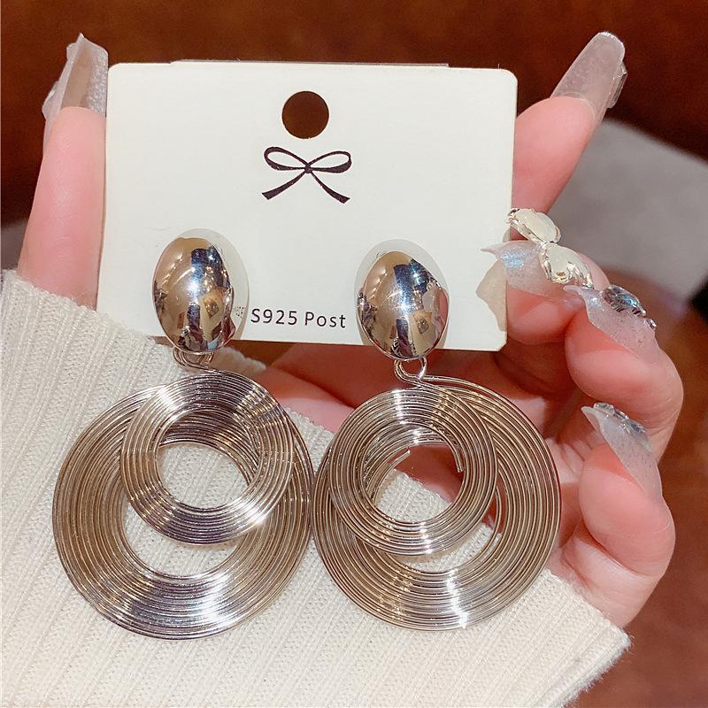 Exaggerated personality wrapped metal circle earrings women, niche design earrings earrings