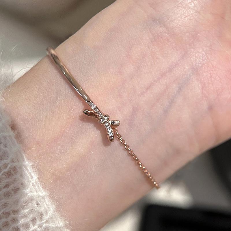 

Inspiration bowknot Half Bracelet for women Chains New in Fashion Light Luxury Exquisite silver Bracelets Party Gift 17-20cm шампанського