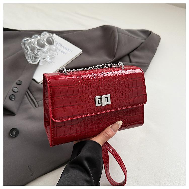 

Crocodile pattern women s bag 2025 new trendy texture horizontal Japanese and Korean chain small square bag popular foreign feeling messenger bag красный