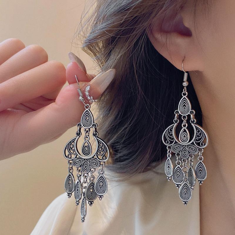 Retro court style, high-end sense, niche ethnic style earrings, ancient style, fringed water drop earrings, new Chinese personalized earrings.