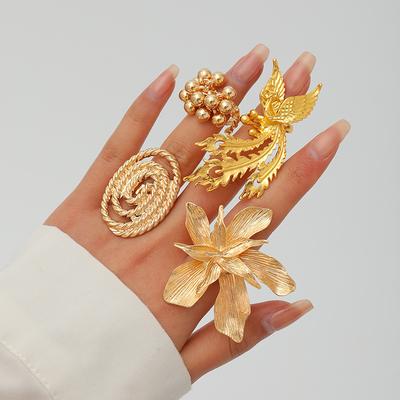 Personalisierter fünfblättriger Blume dreidimensionaler Blüteöffnungsring übertriebener Ins-Metall-Wind-Wicklung Damenmode