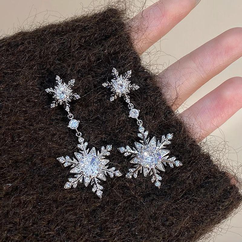 

French exquisite zircon snowflake earrings, stud earrings, fashionable personality, sweet earrings, women