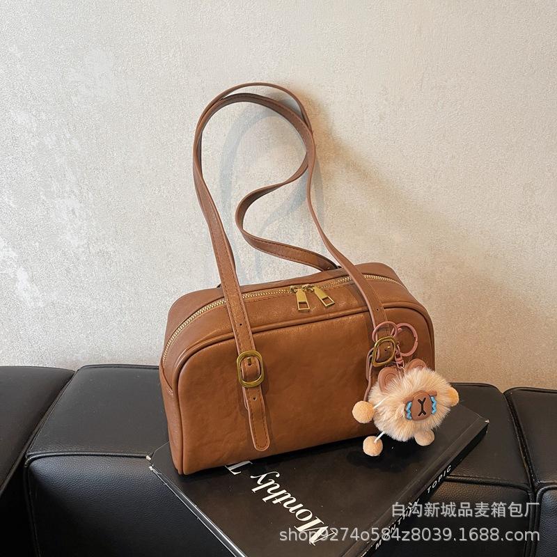 High-end Texture, Fashion, Versatile, Retro Bag, Women's 2025 New Trendy Temperament, Baguette Bag, Shoulder Bag, with Pendant