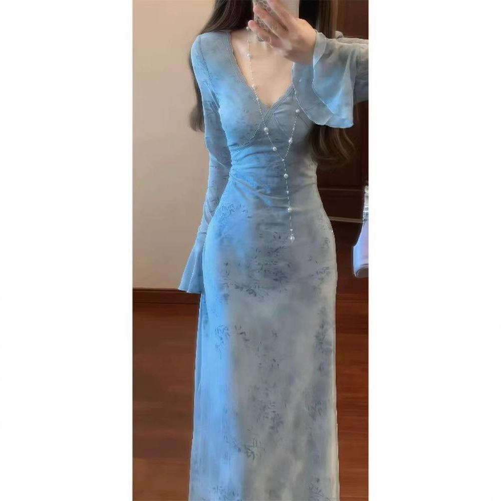 Wear in early autumn, new Chinese super fairy tie-dye v-neck dress, femininity age-reducing, slightly fat mm thin dress